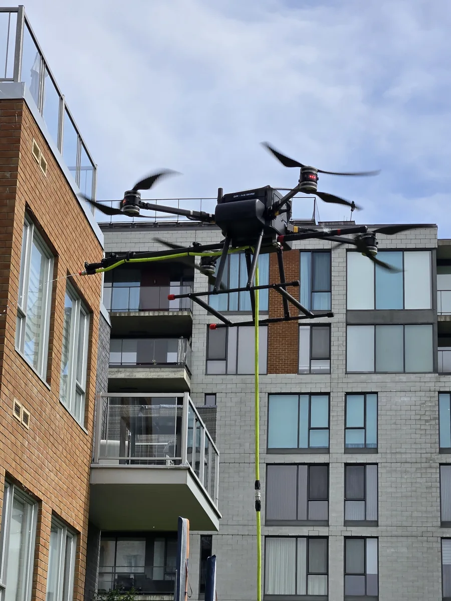 Véritable drone de nettoyage H2O Drone en intervention à proximité d’un immeuble résidentiel au Québec